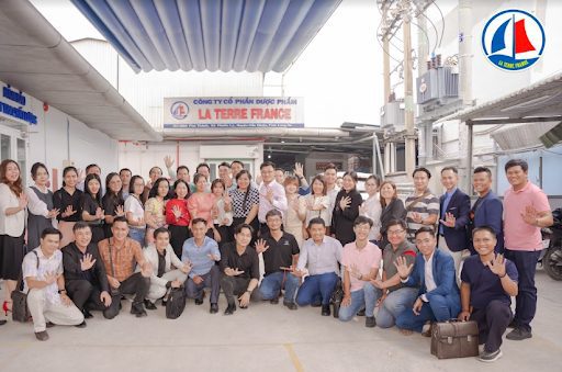 Dịp ghé thăm nhà máy GMP La Terre France của Group Chiến Lược và Quản Trị Sản Xuất